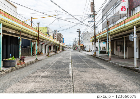 人通りがない地方の商店街(イメージ) 人通りがない地方の商店街(イメージ) 123660679