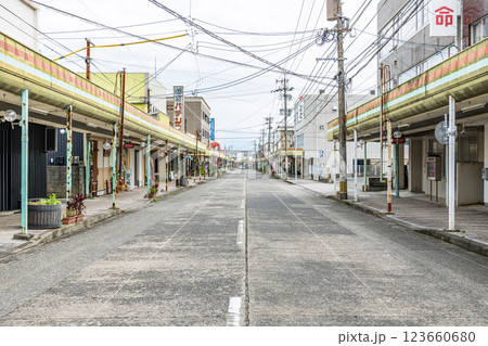 人通りがない地方の商店街（イメージ） 123660680