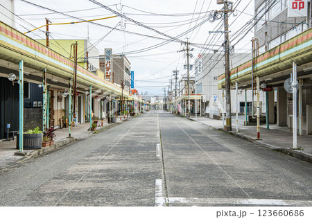 人通りがない地方の商店街（イメージ） 123660686