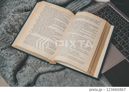 パソコンと洋書 123660867