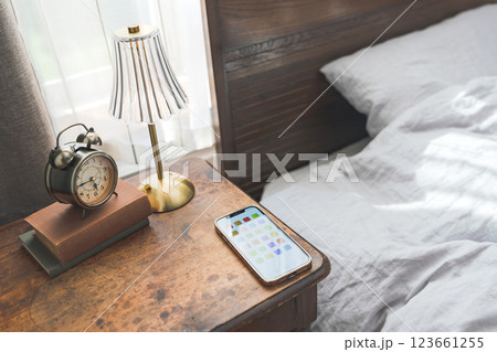 ベッドサイドに置かれたスマホ 123661255