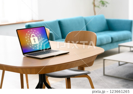 リビングに置かれたPCのセキュリティー 123661265
