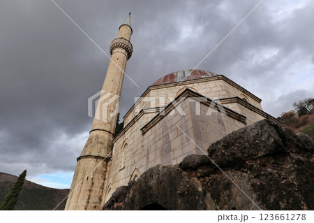 ボスニアヘルツェゴビナ　ポチテリ村の古いモスク 123661278