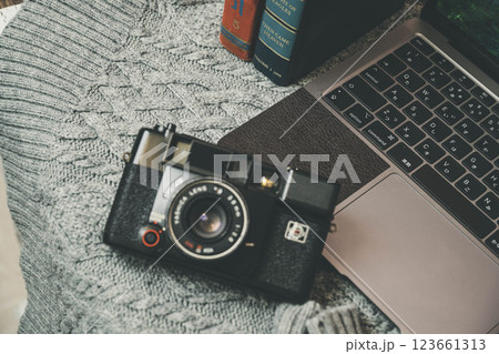 パソコンとレトロなフィルムカメラ 123661313