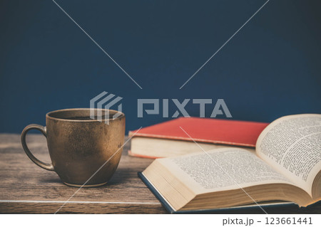 木製の机に置かれたマグカップと本 123661441