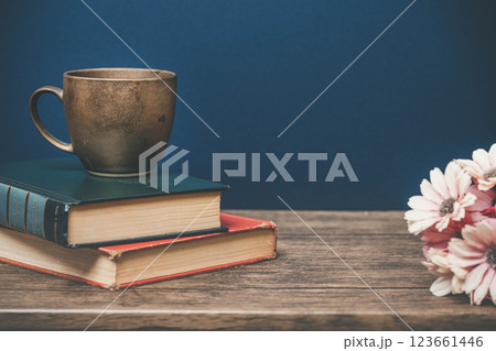 木製の机に置かれたマグカップと本 木製の机に置かれたマグカップと本 123661446