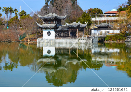 大阪　鶴見緑地公園の大池と中国風建築物 123661682