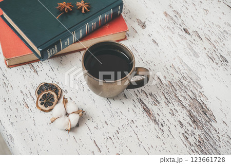 木製のデスクに置かれたマグカップと本 123661728
