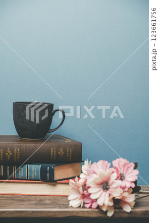 木製のデスクに置かれたマグカップと本 123661756