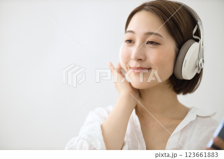 ヘッドフォンで音楽を聴く若い女性 ヘッドフォンで音楽を聴く若い女性 123661883