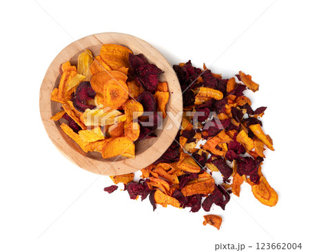 Parsnips, sweet potato, carrot and beetroot chips isolated, dry vegetable root mix, healthy snacks 123662004