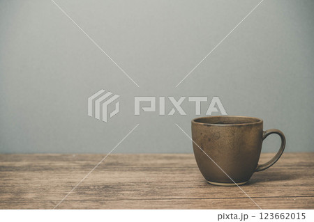 木製のデスクに置かれたマグカップ 木製のデスクに置かれたマグカップ 123662015