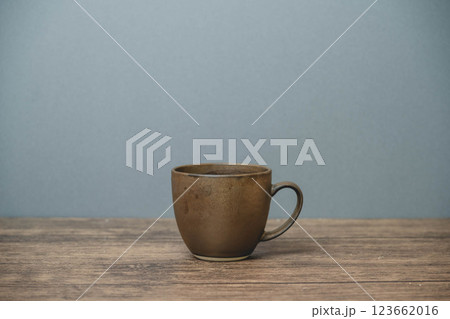 木製のデスクに置かれたマグカップ 木製のデスクに置かれたマグカップ 123662016