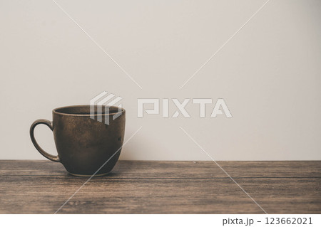 木製のデスクに置かれたマグカップ 木製のデスクに置かれたマグカップ 123662021