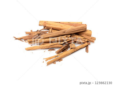 Broken Ceylon Cinnamon Isolated, Cinnamomum Verum Bark, Zeylanicum, Real Cinnamon Sticks 123662130