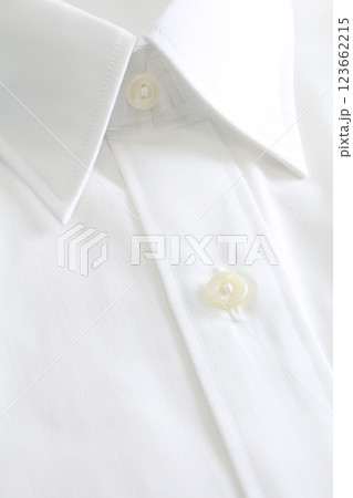 中学生用の白いYシャツの襟元 123662215