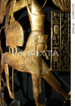 スフィンクス姿の王の透かし細工の儀式用楯 123662330