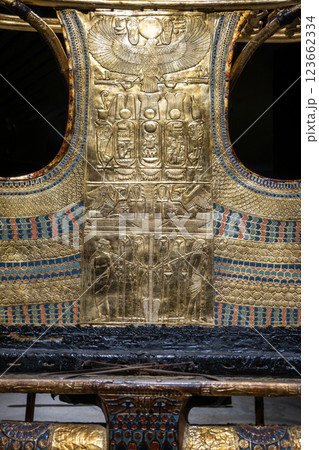 ツタンカーメン王の儀式用の戦車 123662334
