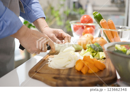野菜を切るミドル女性の手元 123662348
