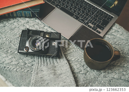 マグカップと本とお洒落なインテリア 123662353