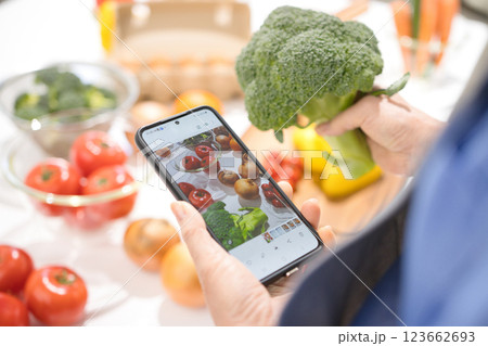 料理の素材をスマホで撮るミドル女性の手元 料理の素材をスマホで撮るミドル女性の手元 123662693