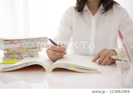 学習するミドル女性の手元 学習するミドル女性の手元 123662969
