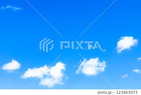 爽やかな青空と雲のシンプルな風景イメージ 123663073