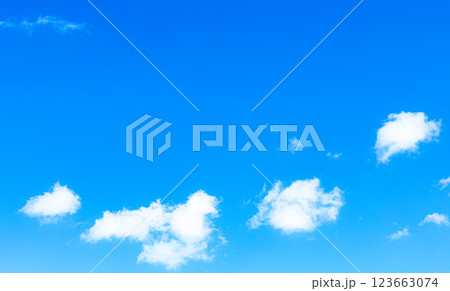 爽やかな青空と雲のシンプルな風景イメージ 123663074