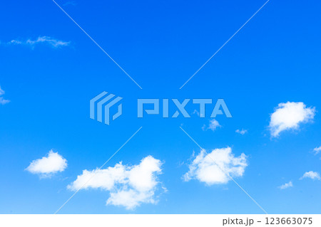 爽やかな青空と雲のシンプルな風景イメージ 爽やかな青空と雲のシンプルな風景イメージ 123663075