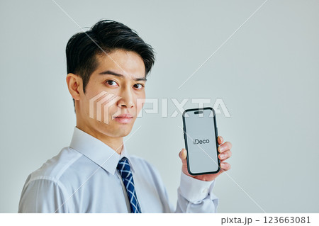 スマホを持つ20代の若い男性 iDeCo スマホを持つ20代の若い男性 iDeCo 123663081