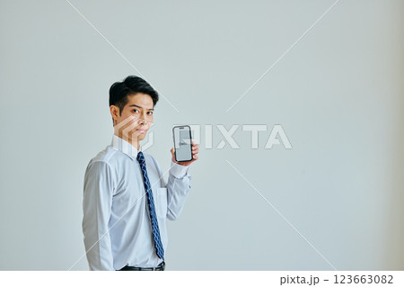 スマホを持つ20代の若い男性 iDeCo スマホを持つ20代の若い男性 iDeCo 123663082