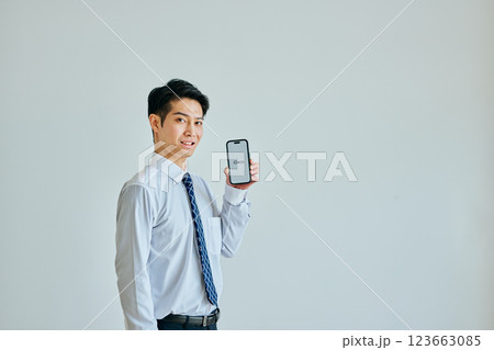スマホを持つ20代の若い男性 iDeCo スマホを持つ20代の若い男性 iDeCo 123663085