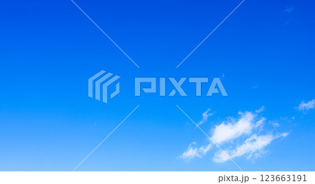 爽やかな青空と雲のシンプルな風景 123663191