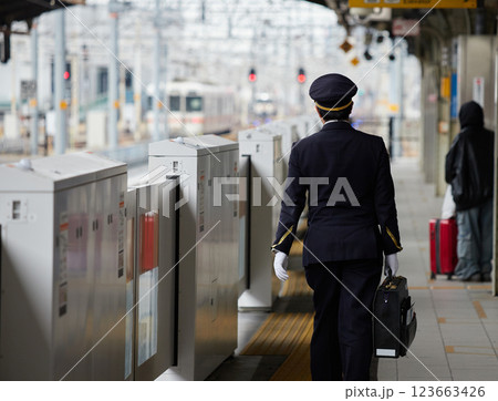 冬の朝の名古屋駅のホームの乗客と駅係員の姿 123663426