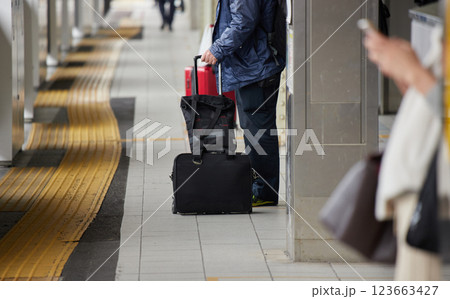 冬の朝の名古屋駅のホームの乗客と電車の風景 123663427