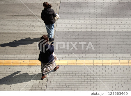 冬の都市の街で歩く人々の姿 123663460