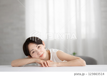 ミドル女性　ビューティー　スキンケア 123663514