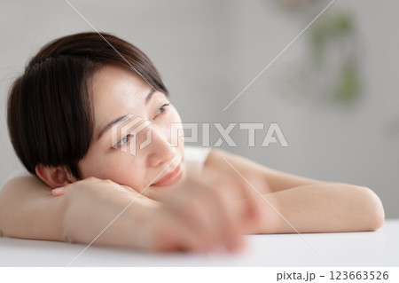 ミドル女性　ビューティー　スキンケア 123663526