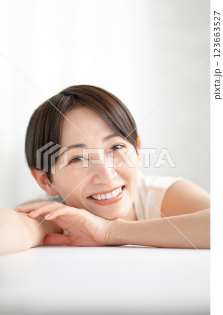 ミドル女性 ビューティー スキンケア ミドル女性 ビューティー スキンケア 123663527