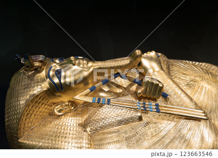 ツタンカーメン王の第1の人型棺・右側 123663546