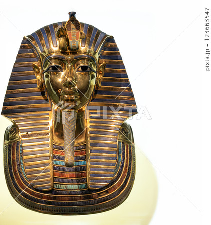 ツタンカーメン王の黄金のマスク正面 123663547