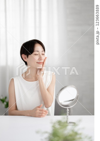 鏡を見るミドルの女性 123663889