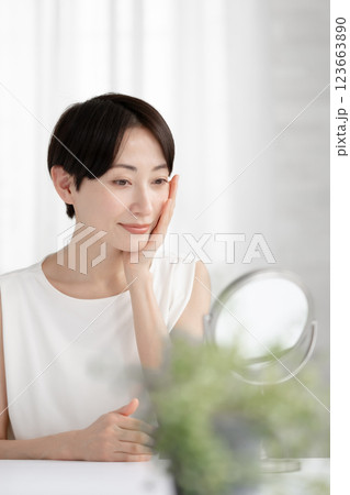 鏡を見るミドルの女性 123663890