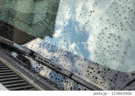 雨に濡れた車のフロントガラスとワイパー 123663906
