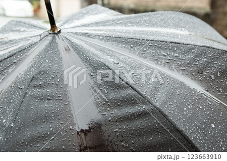 雨に濡れた使い込んだ雨傘の表面 雨に濡れた使い込んだ雨傘の表面 123663910