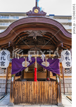 京都市伏見区鷹匠町　金札宮（観阿弥作の謡曲『金札』は金札宮の縁起）幸運と開運の神社　拝殿　 123663951