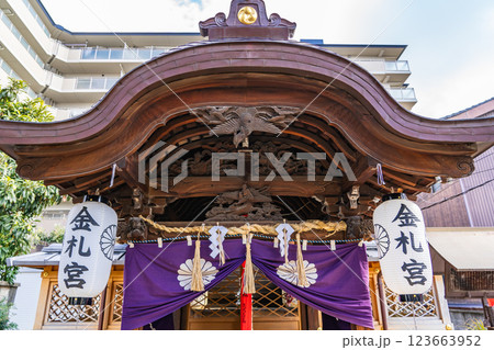 京都市伏見区鷹匠町 金札宮(観阿弥作の謡曲『金札』は金札宮の縁起)幸運と開運の神社 拝殿 京都市伏見区鷹匠町 金札宮(観阿弥作の謡曲『金札』は金札宮の縁起)幸運と開運の神社 拝殿 123663952