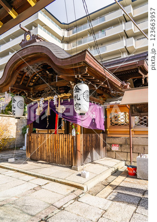 京都市伏見区鷹匠町　金札宮（観阿弥作の謡曲『金札』は金札宮の縁起）幸運と開運の神社　拝殿　 123663957