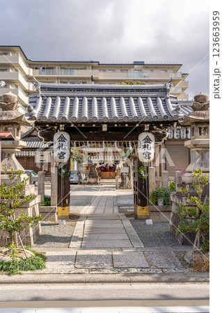 京都市伏見区鷹匠町 金札宮(観阿弥作の謡曲『金札』は金札宮の縁起)幸運と開運の神社 楼門 京都市伏見区鷹匠町 金札宮(観阿弥作の謡曲『金札』は金札宮の縁起)幸運と開運の神社 楼門 123663959