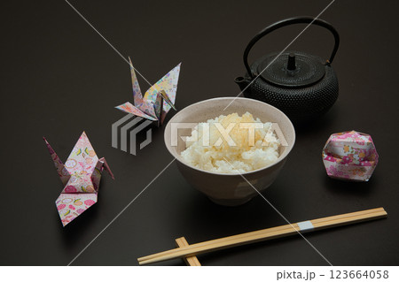 南部鉄器の急須と茶碗に盛られた炊き立てのご飯 123664058